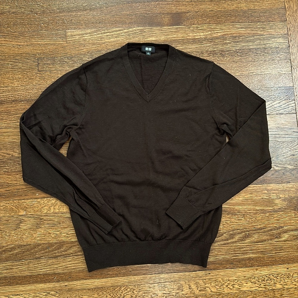Uniqlo Men’s Wool V-neck Sweater. Brown. XS